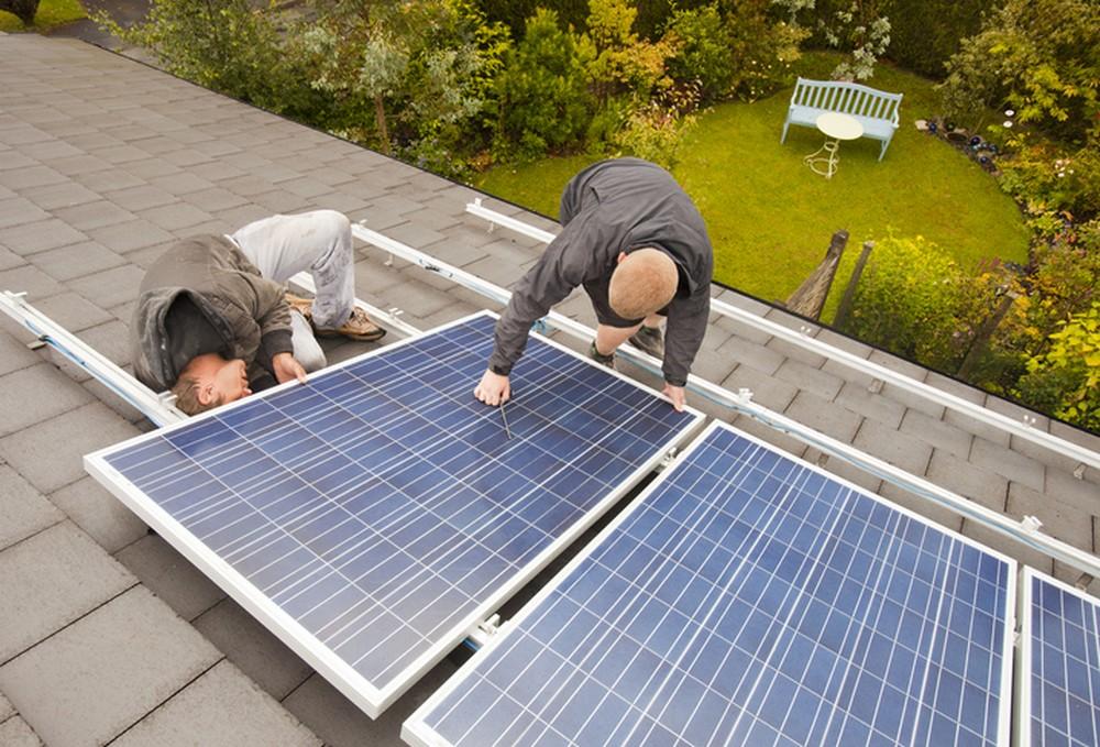 Dwóch mężczyzn montuje panele słoneczne